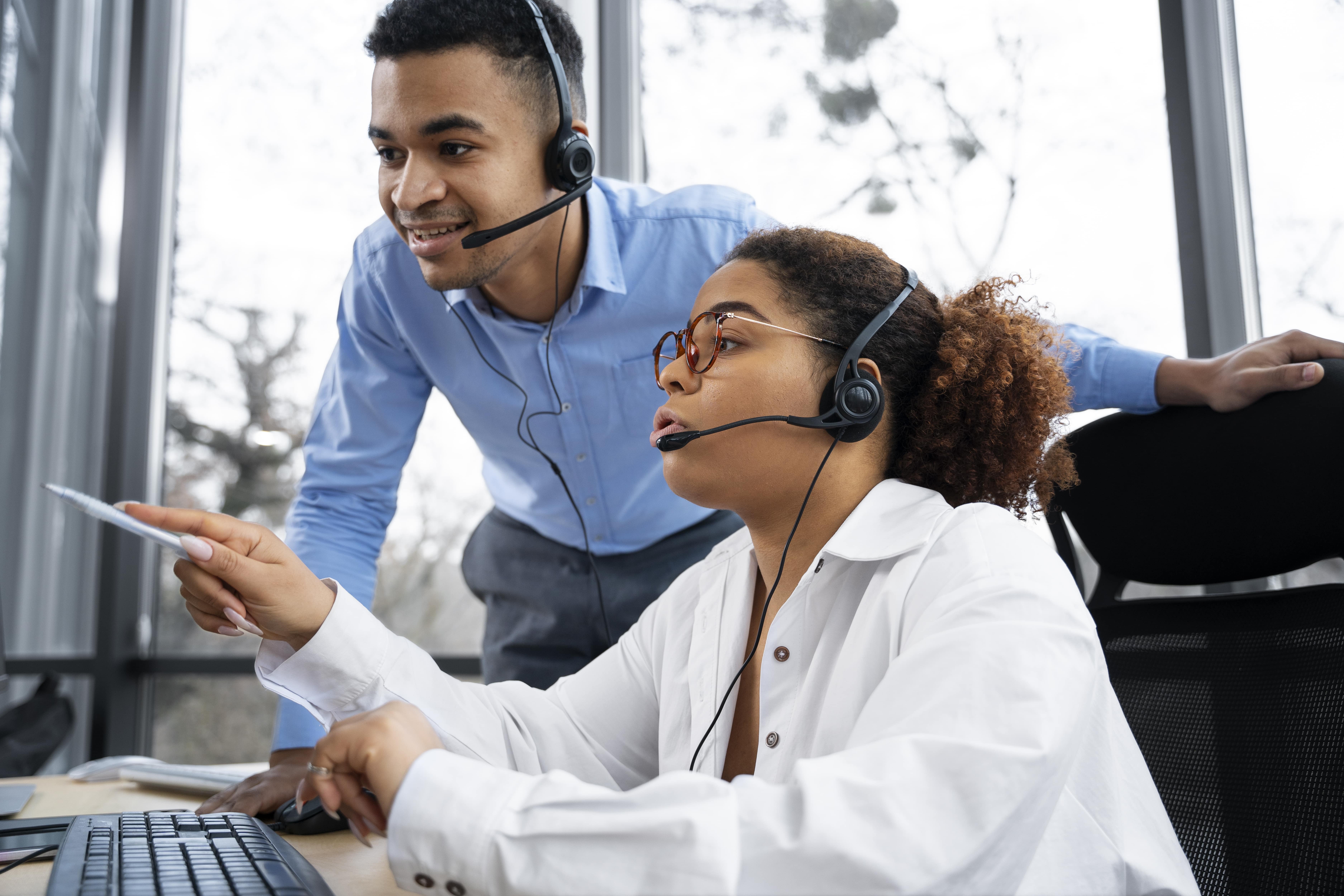 people working in IT call center